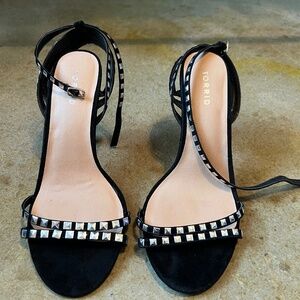 10 W Torrid Black pumps